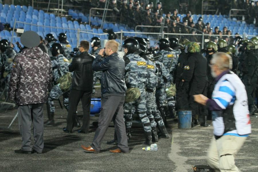 Фанаты «Зенита» прорвали ограждение западной трибуны и устроили беспорядки (+фото)